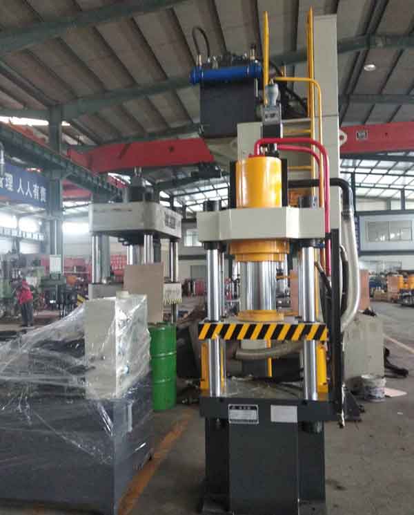 100噸四柱液壓機(jī)主機(jī)圖