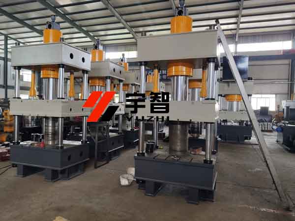 200噸三梁四柱液壓機(jī)裝配現(xiàn)場(chǎng)圖