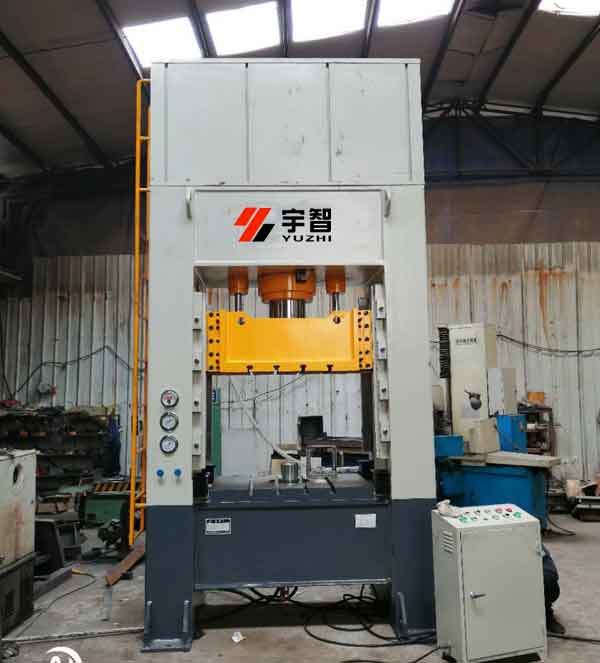 200噸框架式液壓機(jī)客戶安裝現(xiàn)場圖