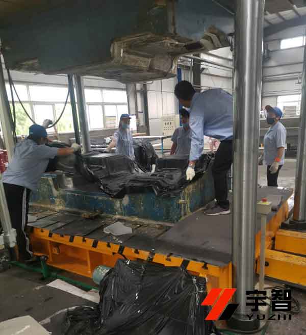 汽車內(nèi)飾件成形液壓機(jī)試壓現(xiàn)場圖