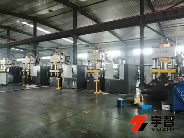 500噸四柱液壓機(jī)客戶(hù)現(xiàn)場(chǎng)安裝圖