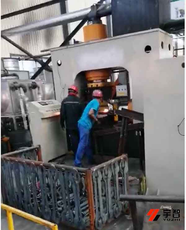 400噸多向鍛造液壓機客戶現(xiàn)場圖