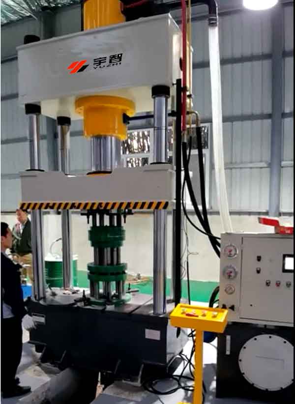壺鈴殼體拉伸液壓機(jī)客戶現(xiàn)場(chǎng)圖