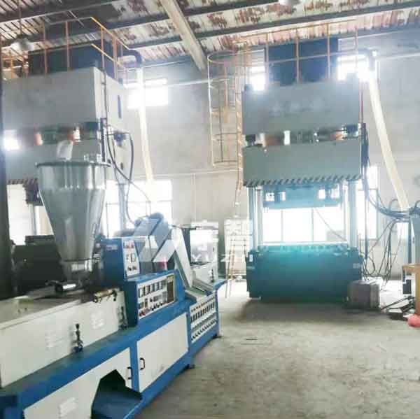 630噸1200噸四柱模壓機(jī)客戶現(xiàn)場圖