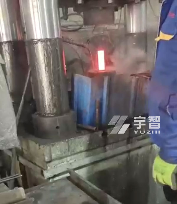 礦用截齒溫擠壓成型現(xiàn)場